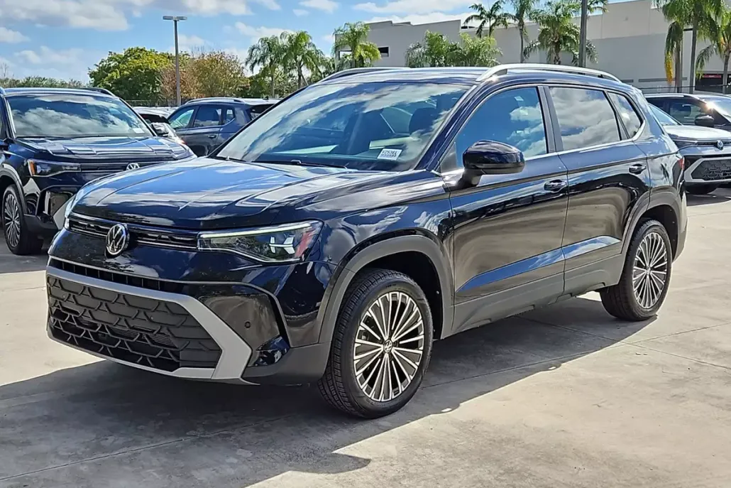 2025 Volkswagen Taos SE photo 1