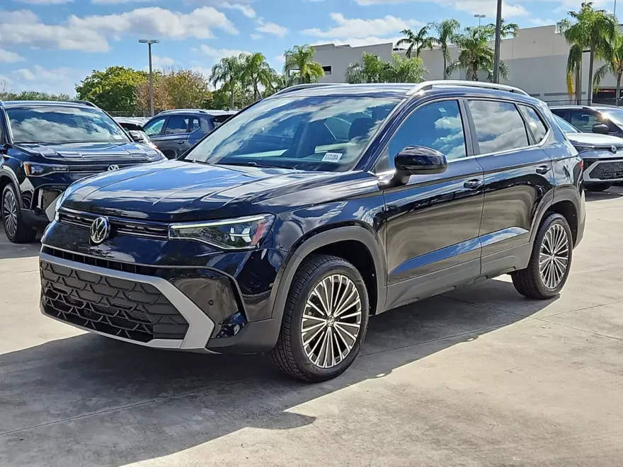 2025 Volkswagen Taos SE photo 1