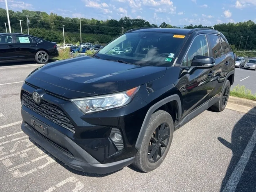 2019 Toyota RAV4 XLE photo 1