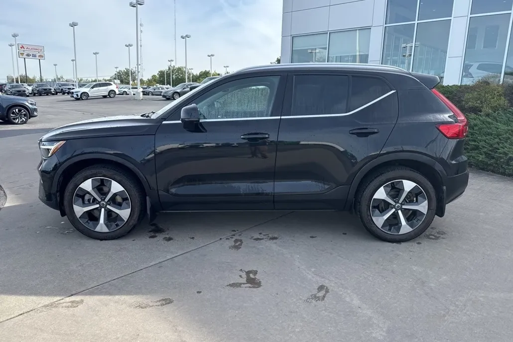 2023 Volvo XC40 Plus photo 1