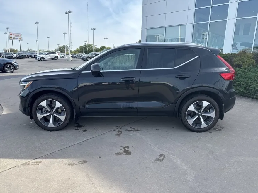 2023 Volvo XC40 Plus photo 1