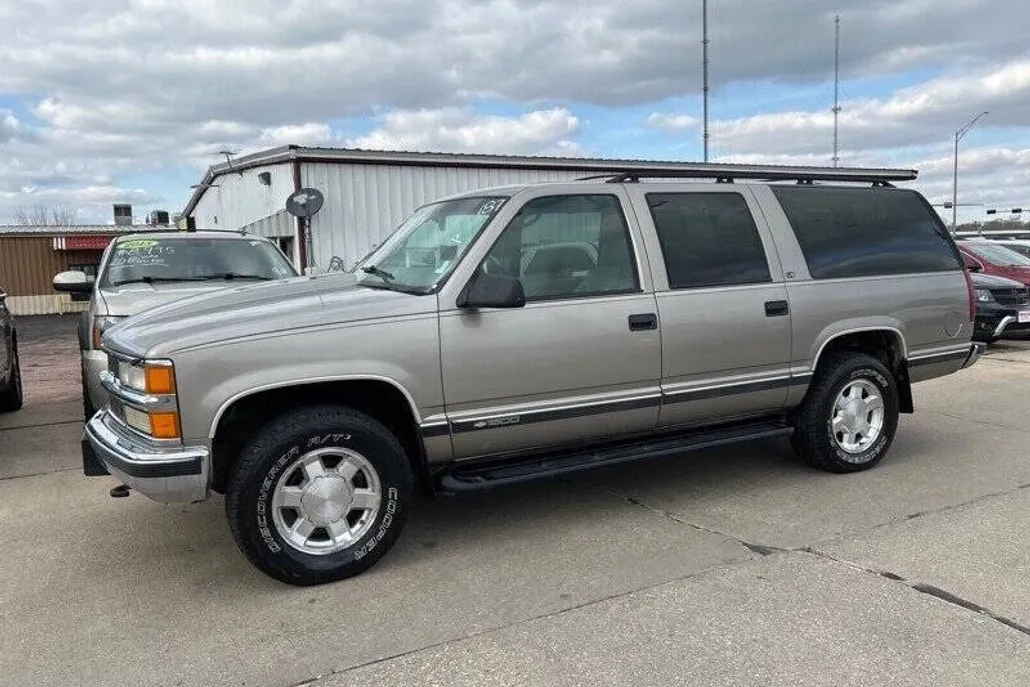 1999 Chevrolet Suburban LS photo 1