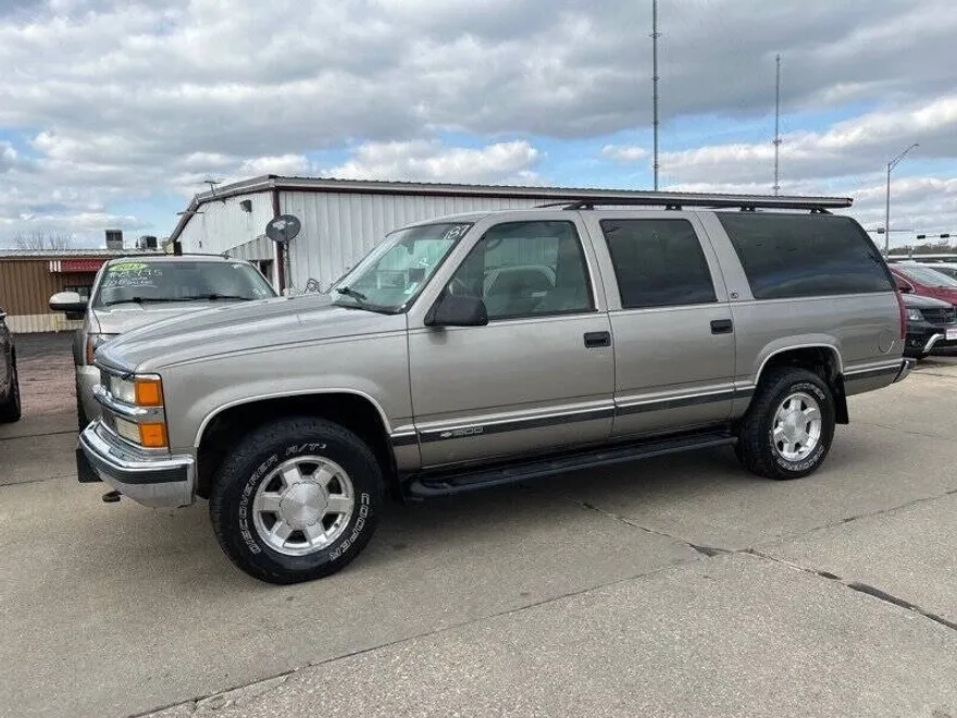 1999 Chevrolet Suburban LS photo 1