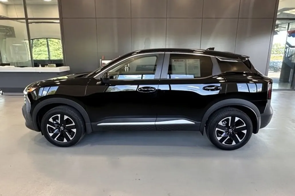 2025 Nissan Kicks SV photo 1