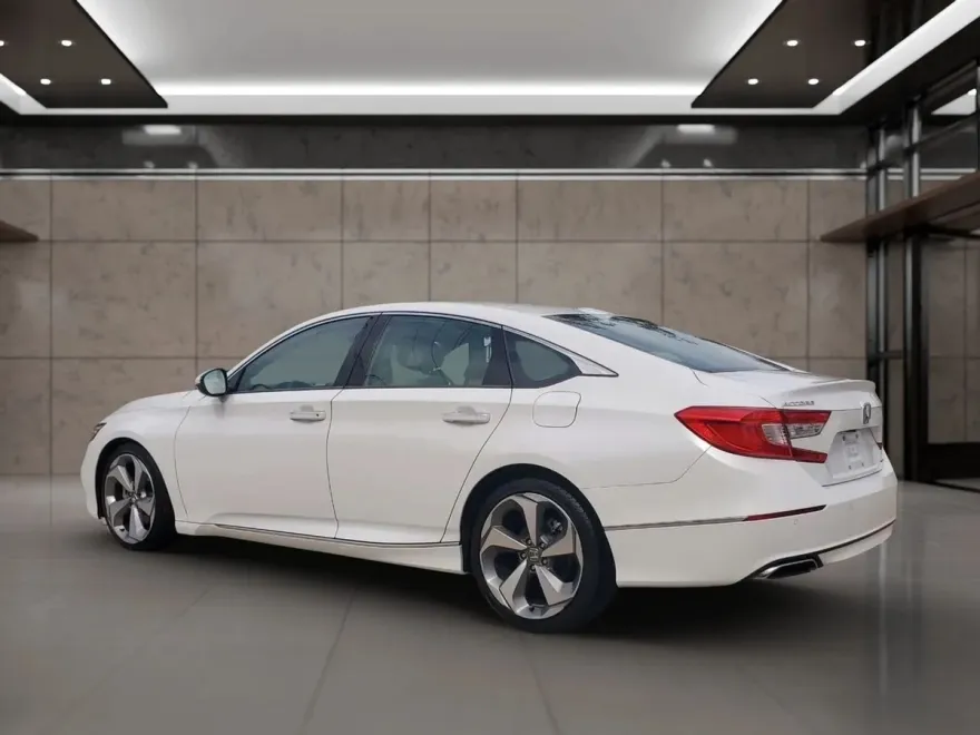 2018 Honda Accord Touring photo 1