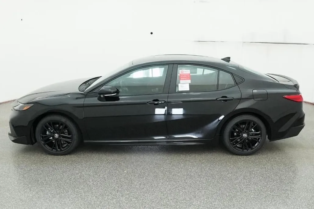 2025 Toyota Camry SE photo 1