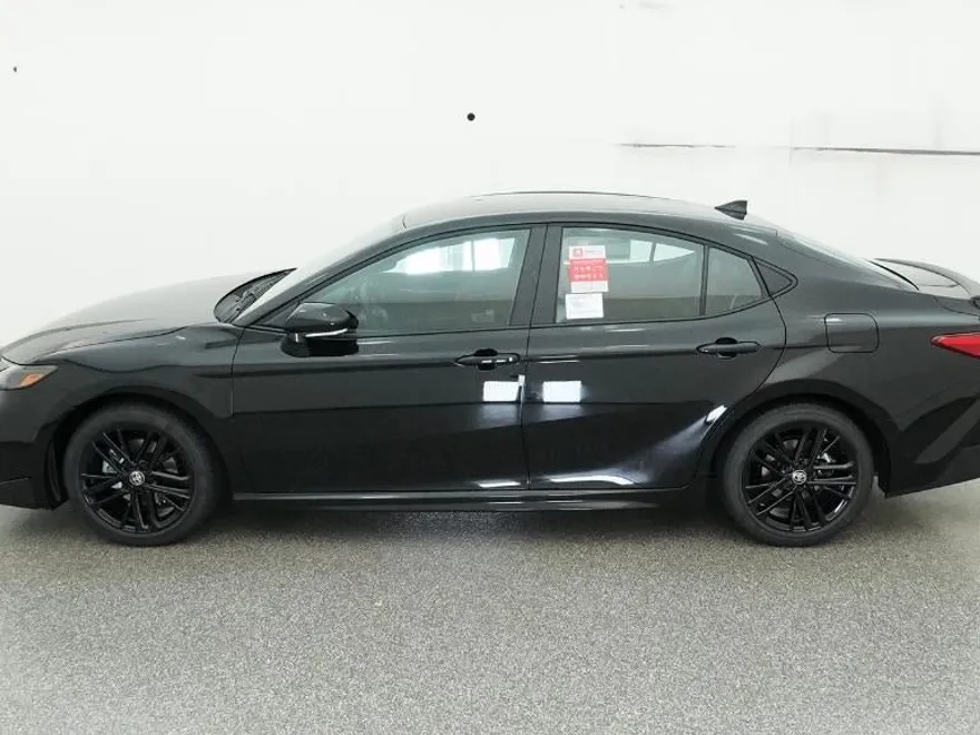 2025 Toyota Camry SE photo 1