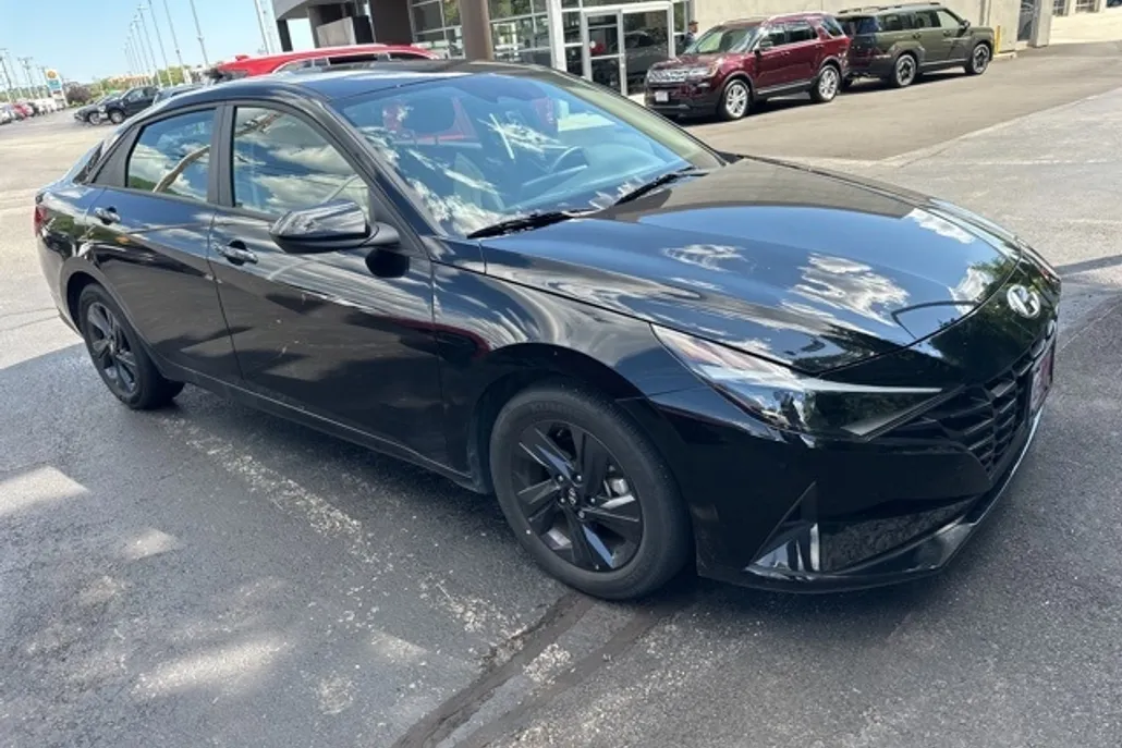 2023 Hyundai Elantra SEL photo 1
