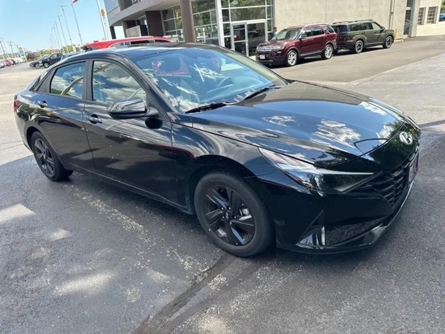 2023 Hyundai Elantra SEL photo 1