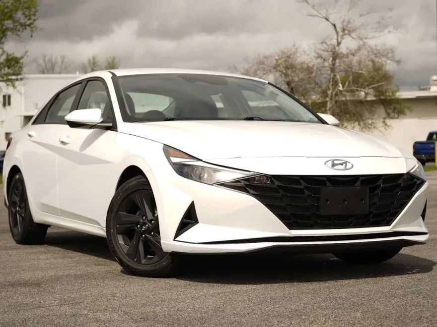 2023 Hyundai Elantra SEL photo 1