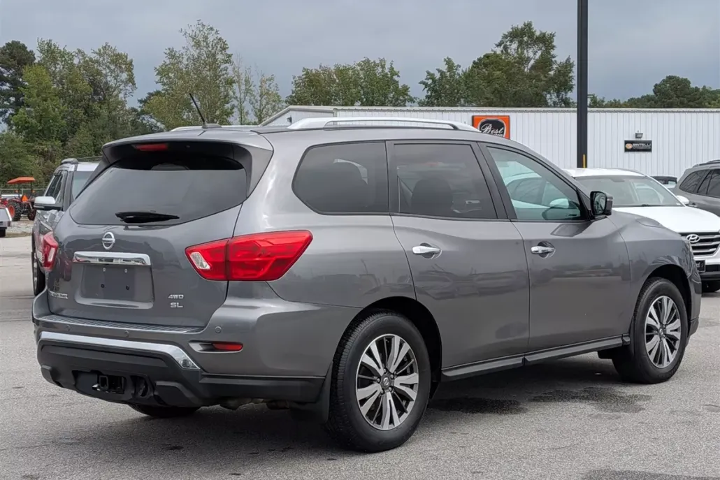 2017 Nissan Pathfinder SL photo 1