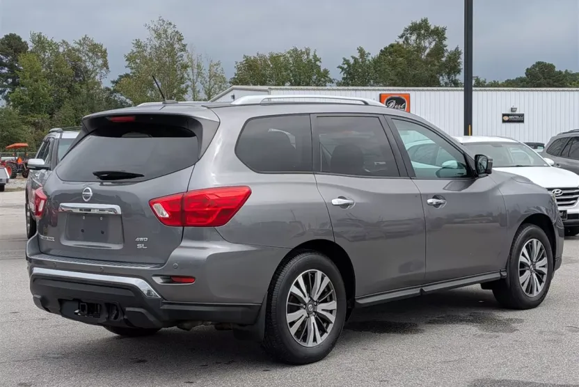 2017 Nissan Pathfinder SL photo 1