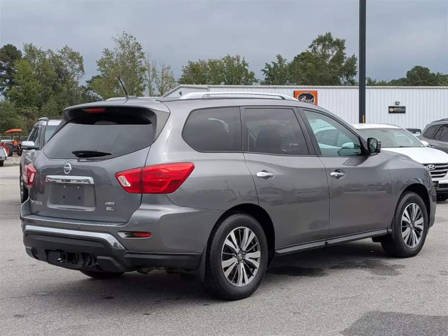 2017 Nissan Pathfinder SL photo 1