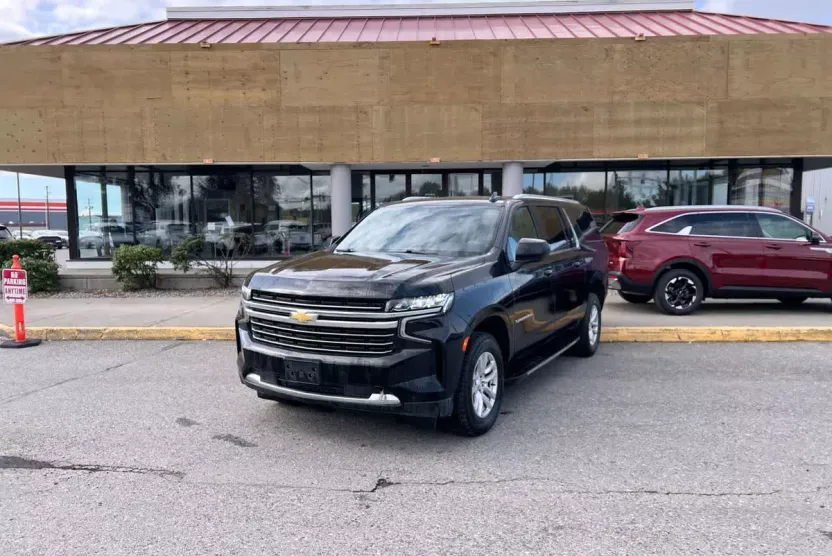 2022 Chevrolet Suburban LT photo 1
