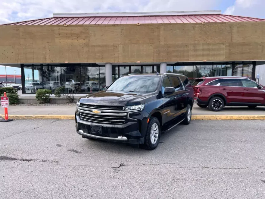 2022 Chevrolet Suburban LT photo 1