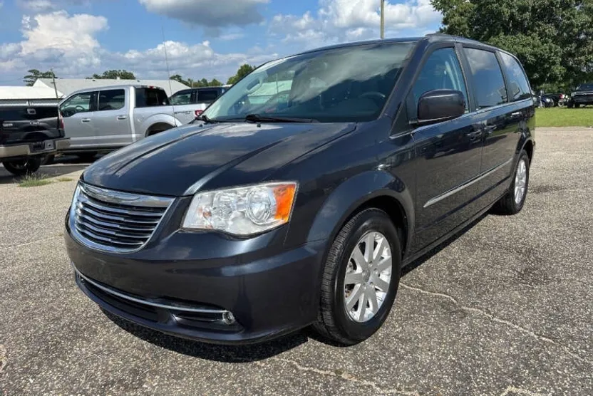 2014 Chrysler Town & Country Touring photo 1