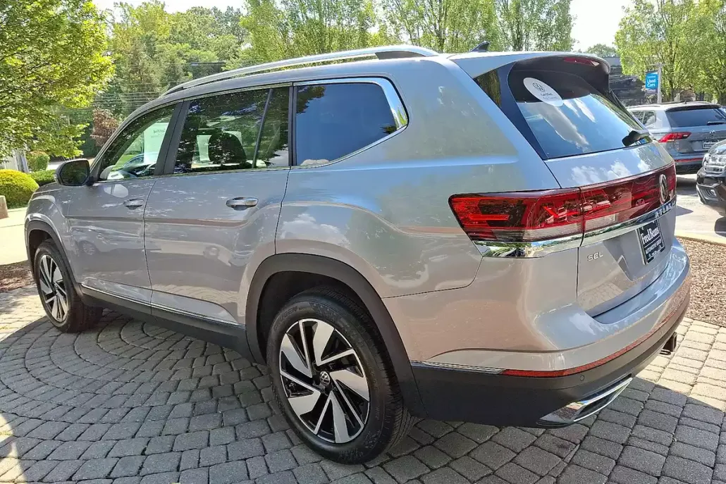 2024 Volkswagen Atlas SEL photo 1