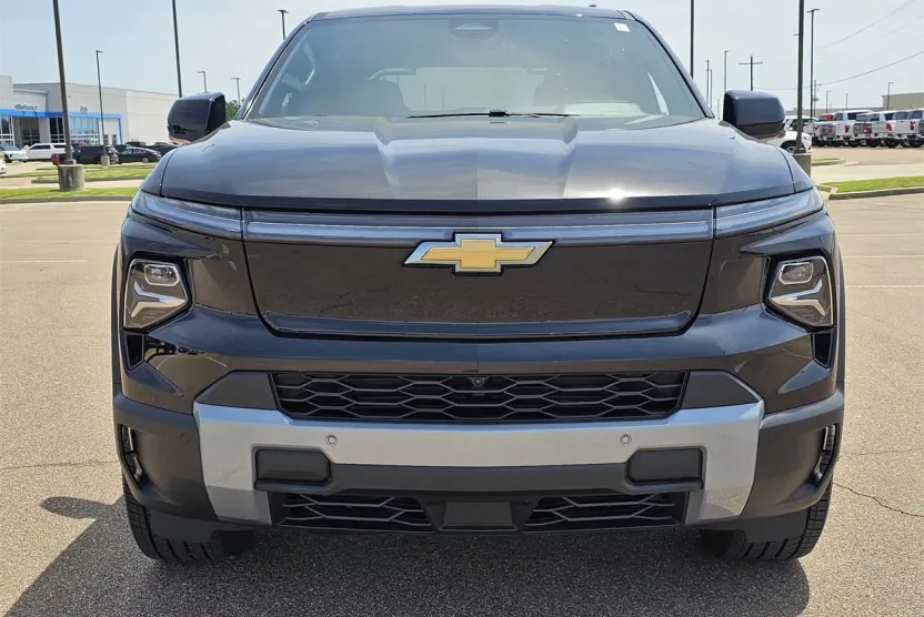 2025 Chevrolet Silverado EV LT photo 1