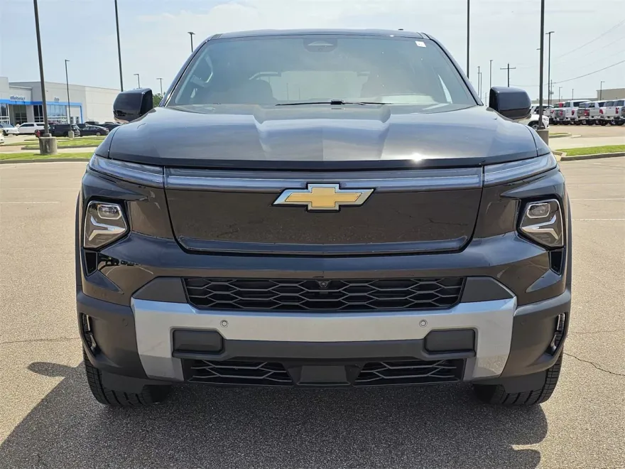 2025 Chevrolet Silverado EV LT photo 1