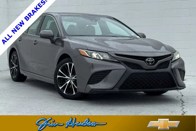2020 Toyota Camry SE photo 1