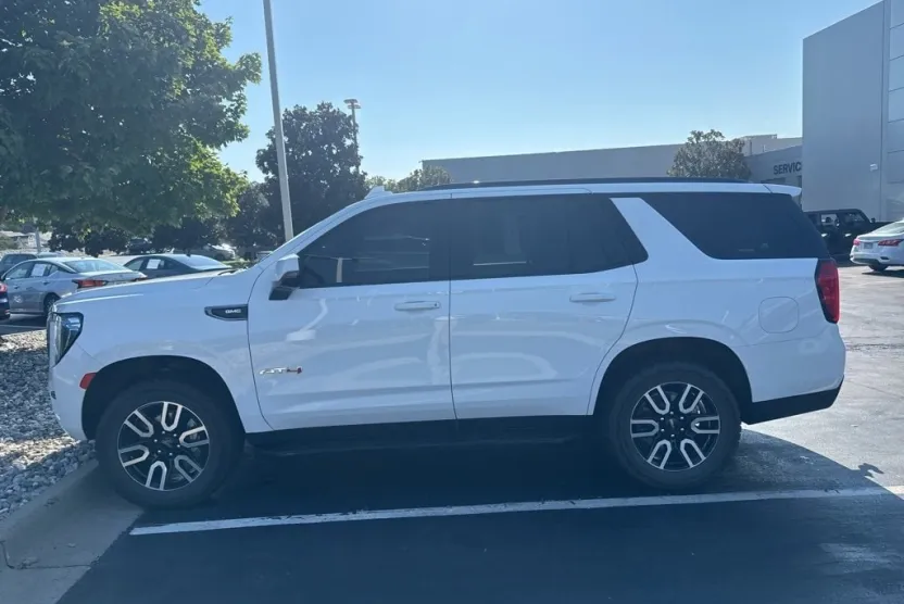 2024 Gmc Yukon AT4 photo 1
