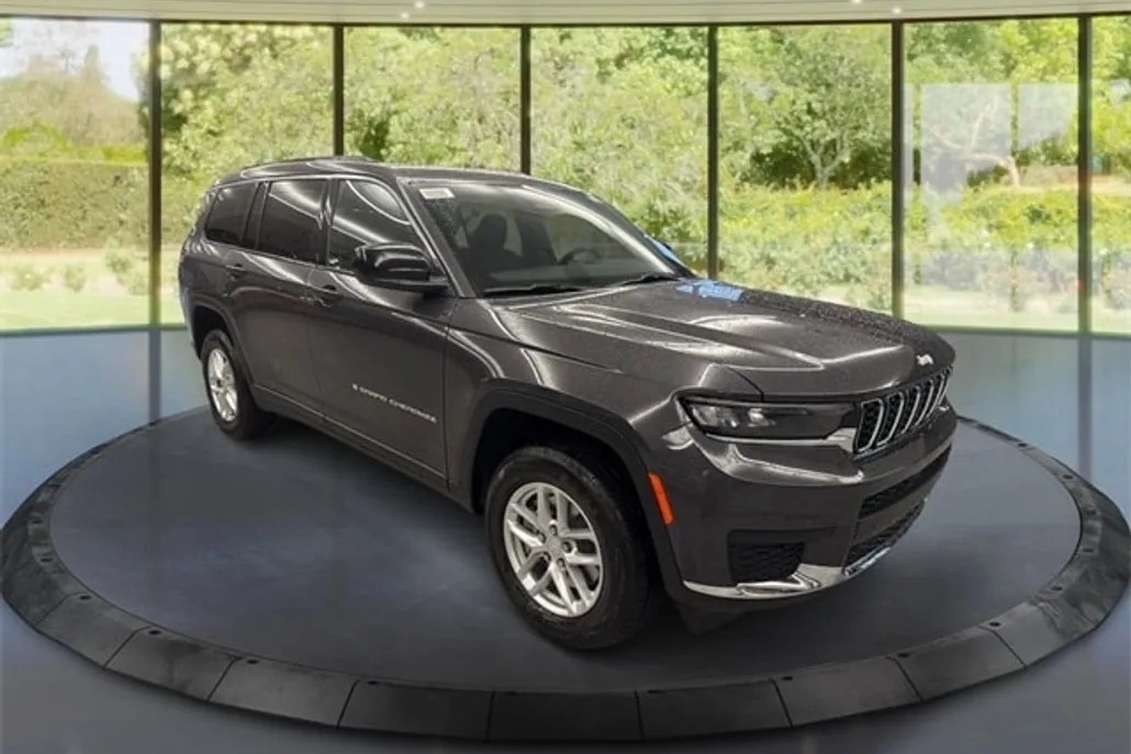 2025 Jeep Grand Cherokee Laredo photo 1