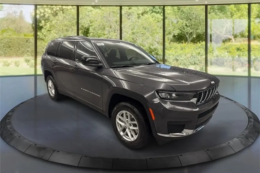 2025 Jeep Grand Cherokee Laredo photo 1