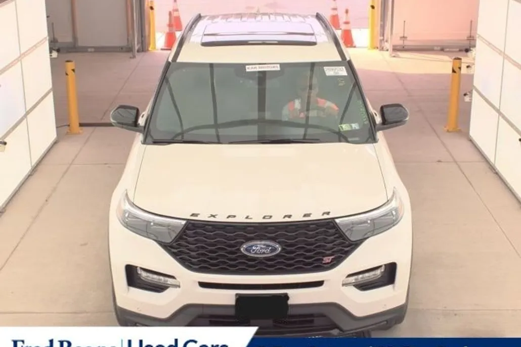 2023 Ford Explorer ST photo 1