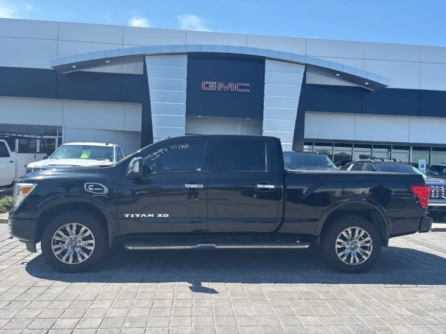 2016 Nissan Titan Crew Cab Platinum Reserve photo 1
