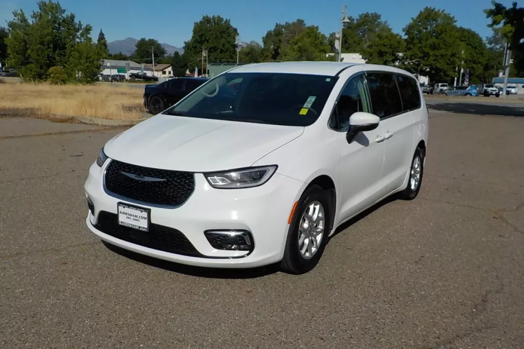 2023 Chrysler Pacifica Touring L photo 1