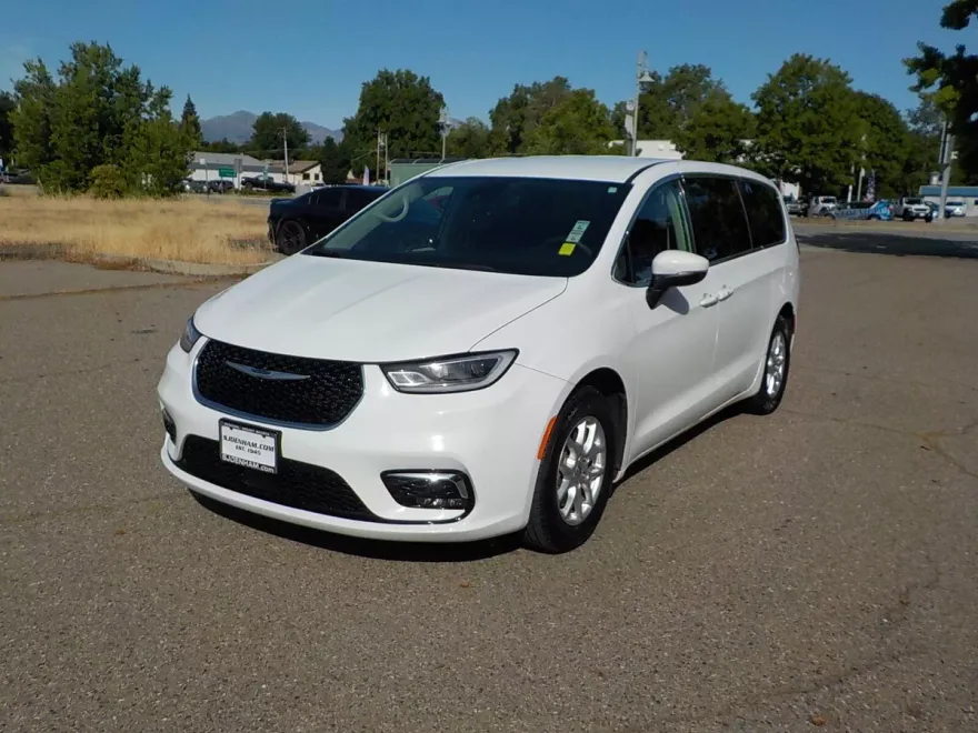2023 Chrysler Pacifica Touring L photo 1