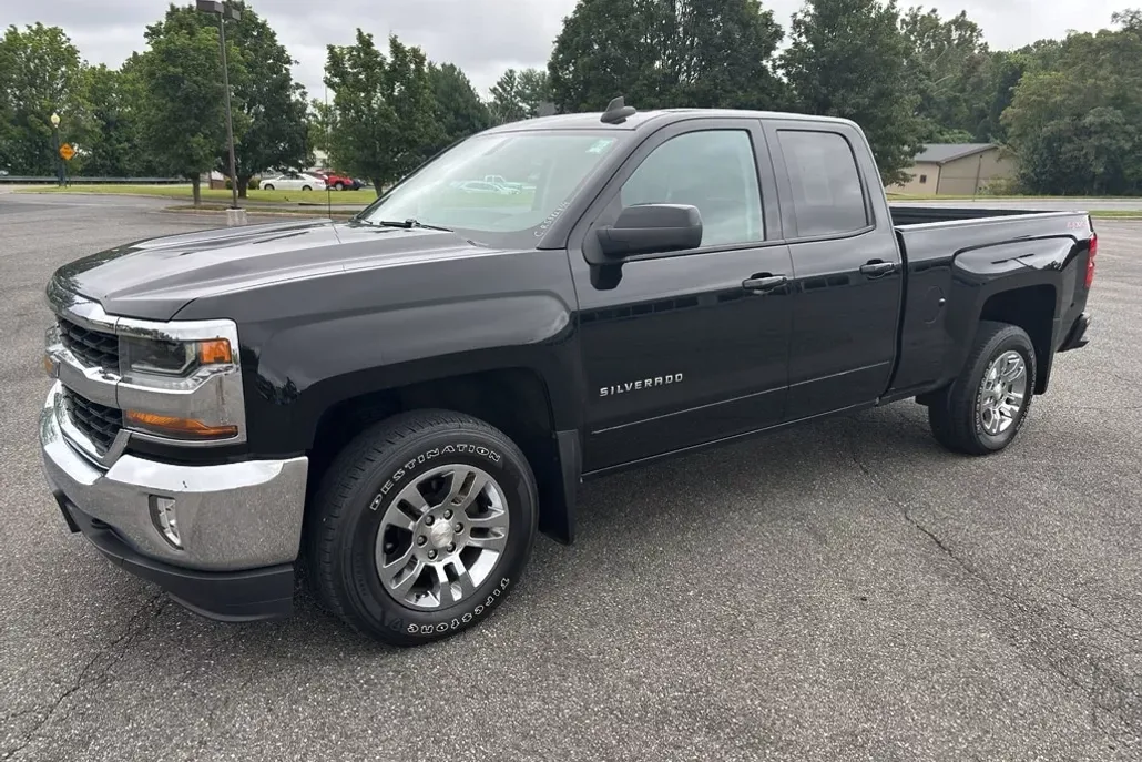 2018 Chevrolet Silverado 1500 LT photo 1