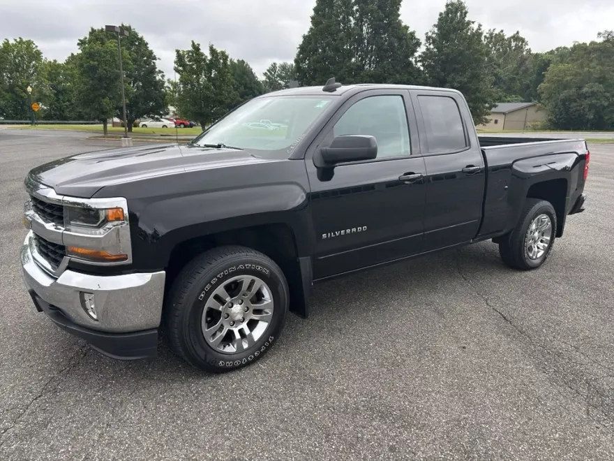 2018 Chevrolet Silverado 1500 LT photo 1