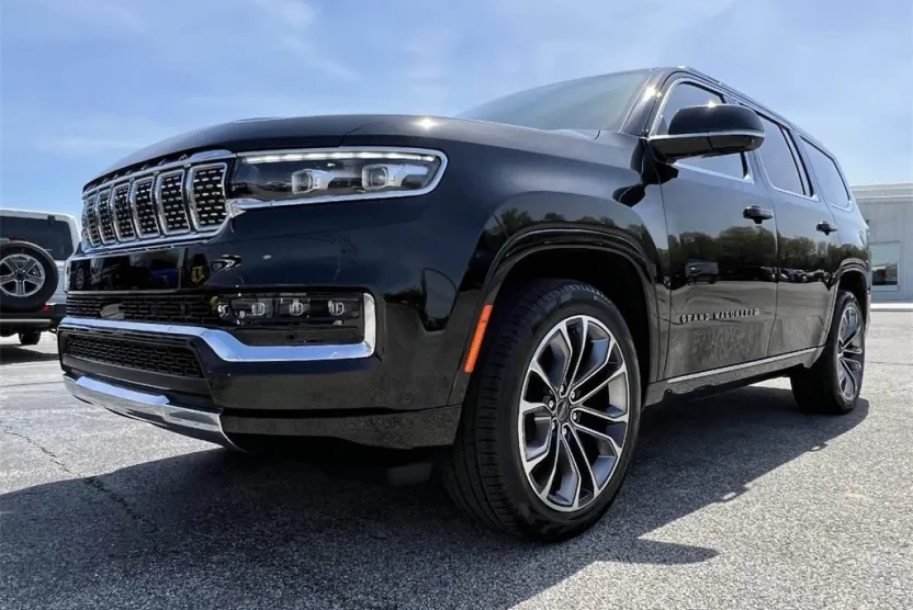 2023 Jeep Grand Wagoneer III photo 1