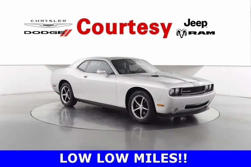 2010 Dodge Challenger SE photo 1