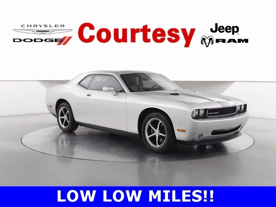 2010 Dodge Challenger SE photo 1