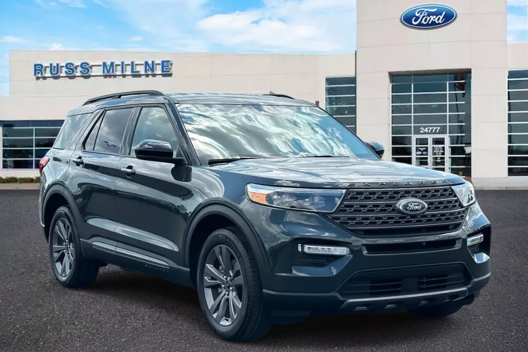 2023 Ford Explorer XLT photo 1