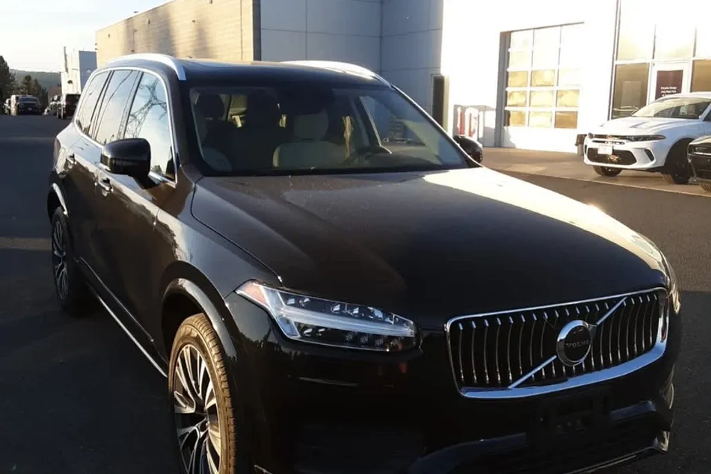 2022 Volvo XC90 T6 AWD Momentum photo 1