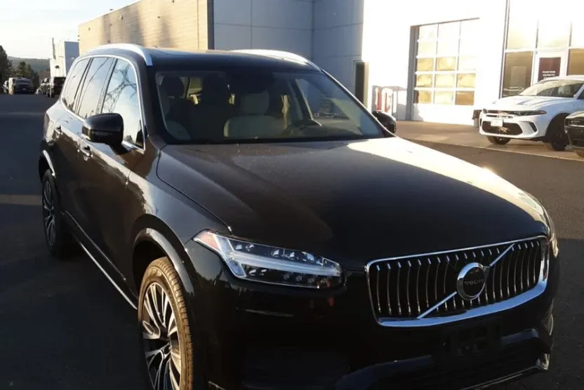 2022 Volvo XC90 T6 AWD Momentum photo 1