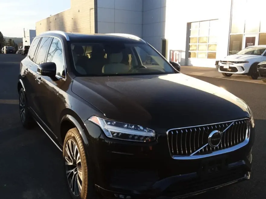 2022 Volvo XC90 T6 AWD Momentum photo 1