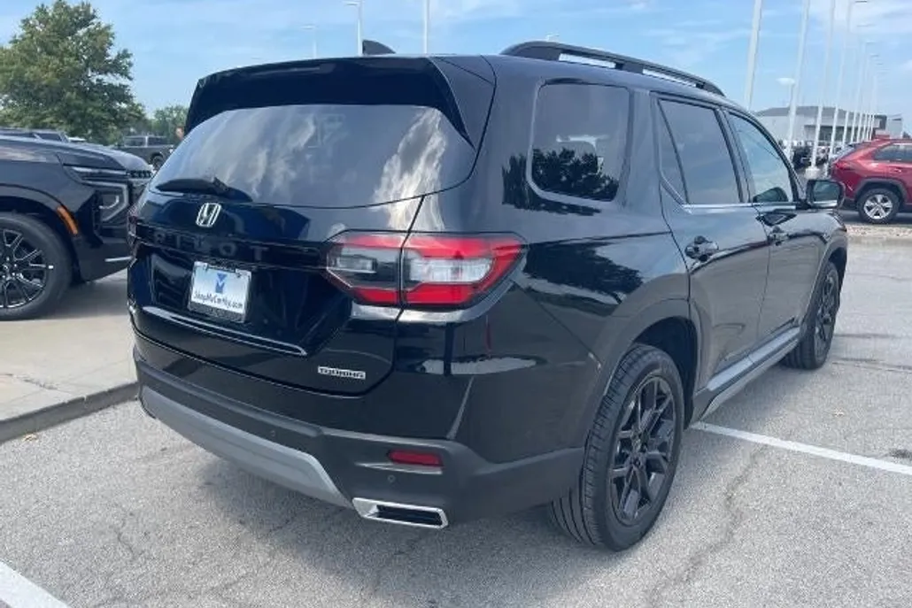 2025 Honda Pilot Touring photo 1