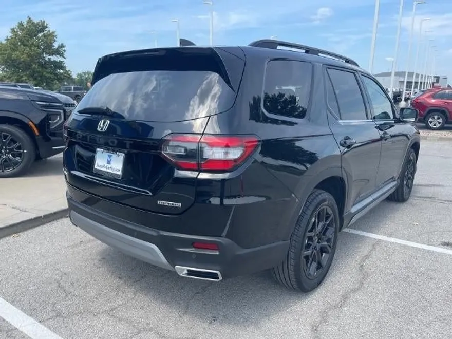 2025 Honda Pilot Touring photo 1