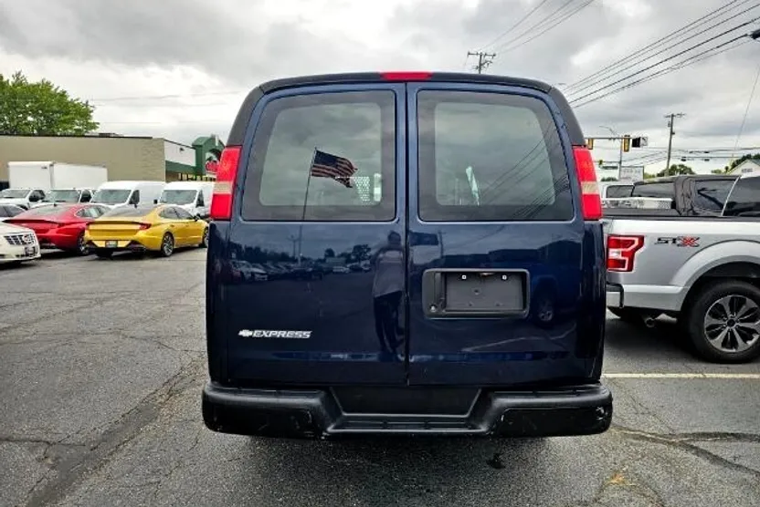 2009 Chevrolet Express Cargo Van photo 1