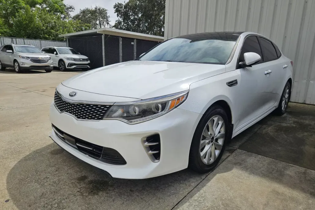 2017 Kia Optima EX photo 1