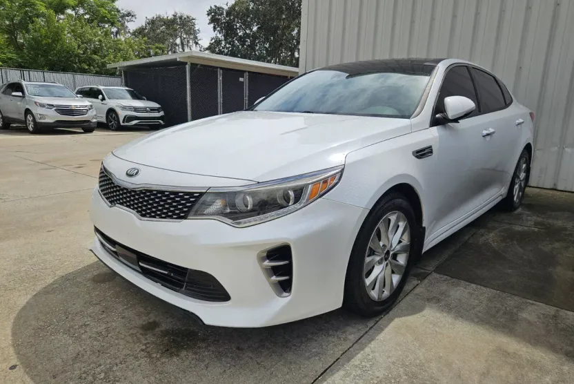 2017 Kia Optima EX photo 1