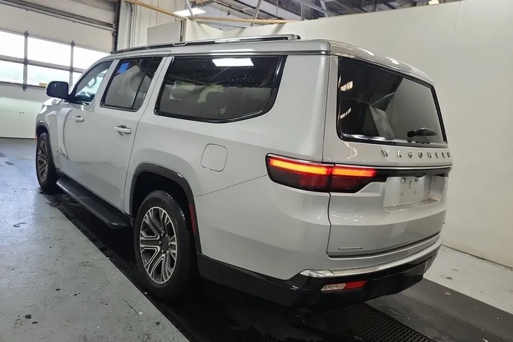 2023 Jeep Wagoneer L Series II photo 1