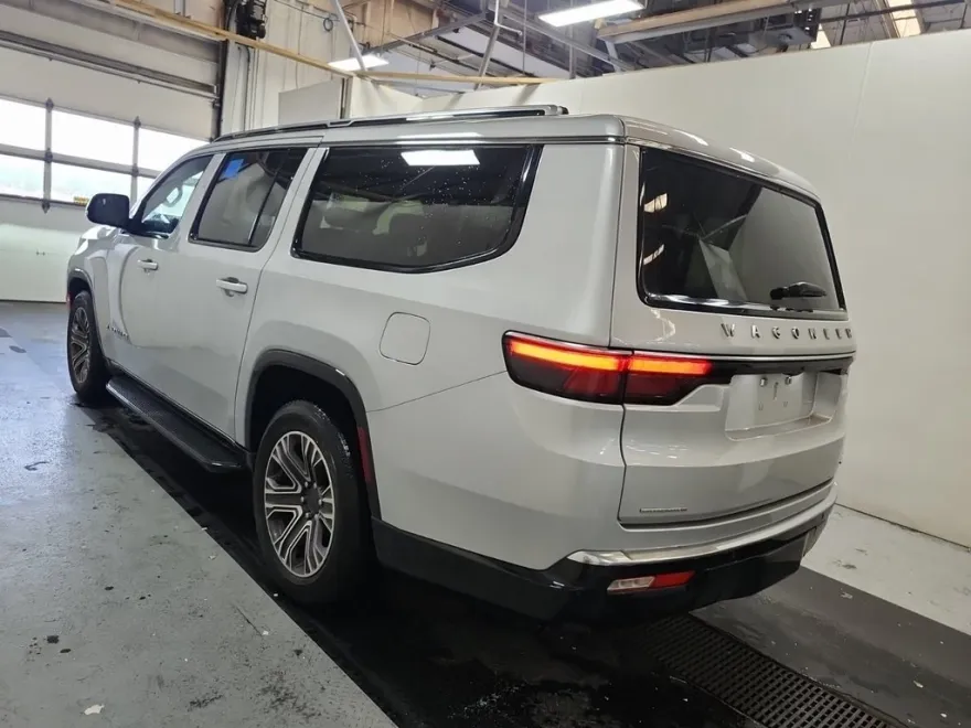 2023 Jeep Wagoneer L Series II photo 1