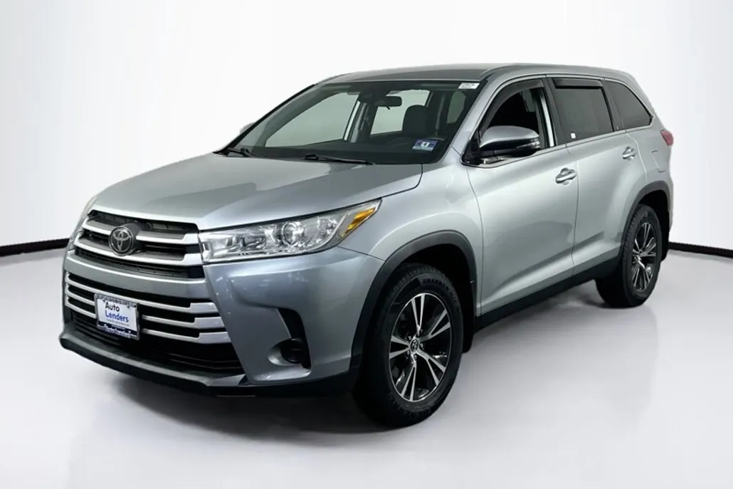 2019 Toyota Highlander LE photo 1