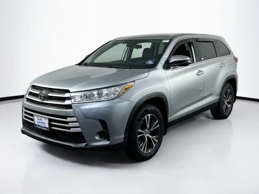2019 Toyota Highlander LE photo 1
