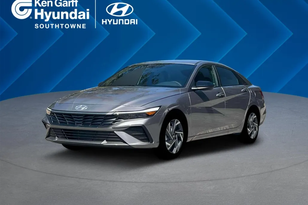 2025 Hyundai Elantra SEL Sport photo 1